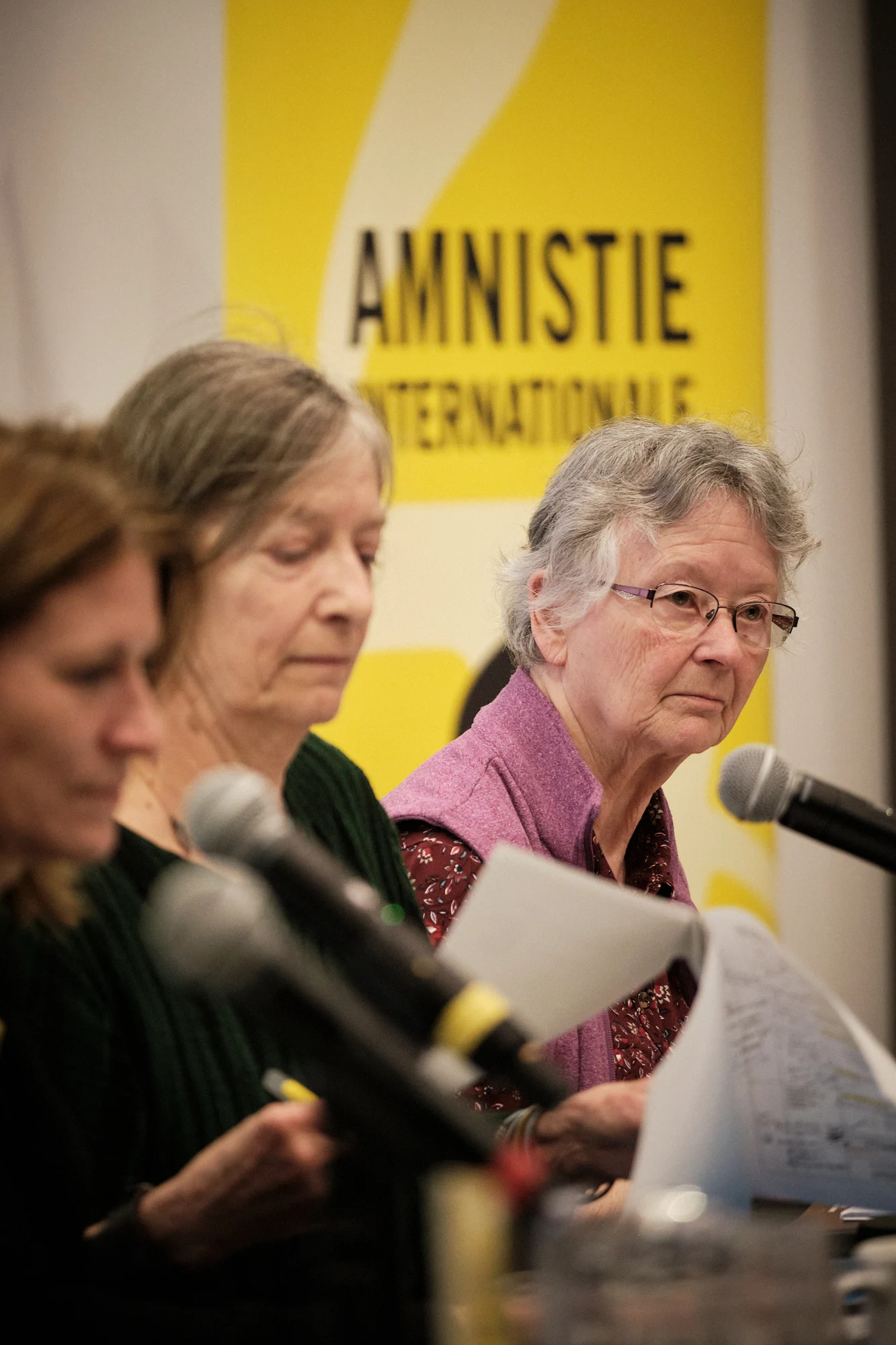 Des participantes prennent part à une table ronde d'Amnistie internationale