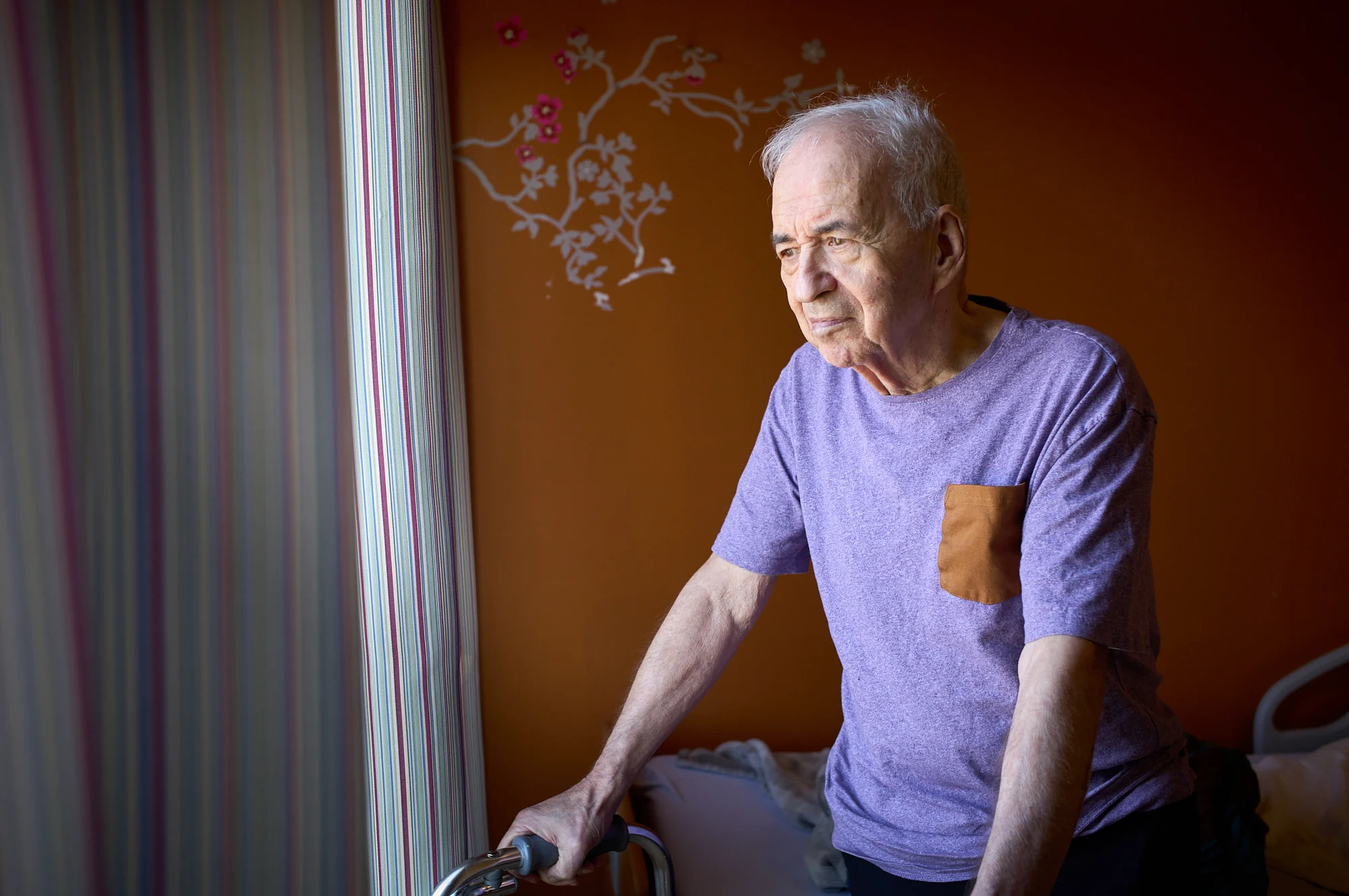Portrait d'un homme dans une pièce éclairée par une fenêtre