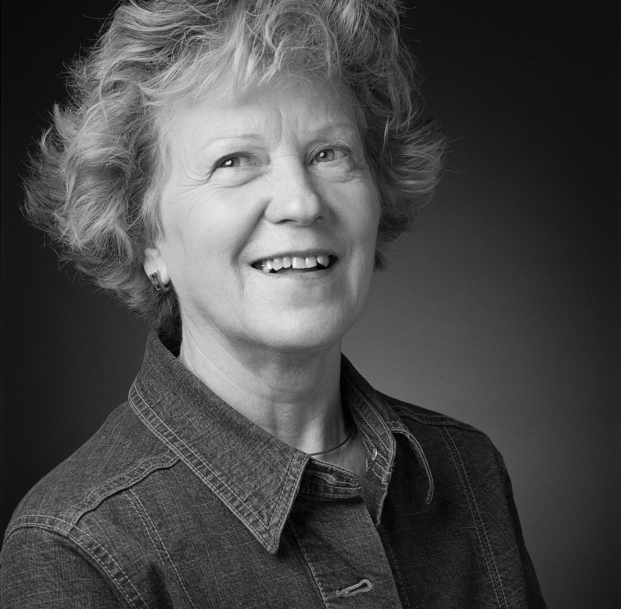 Portrait en noir et blanc d'une femme souriante