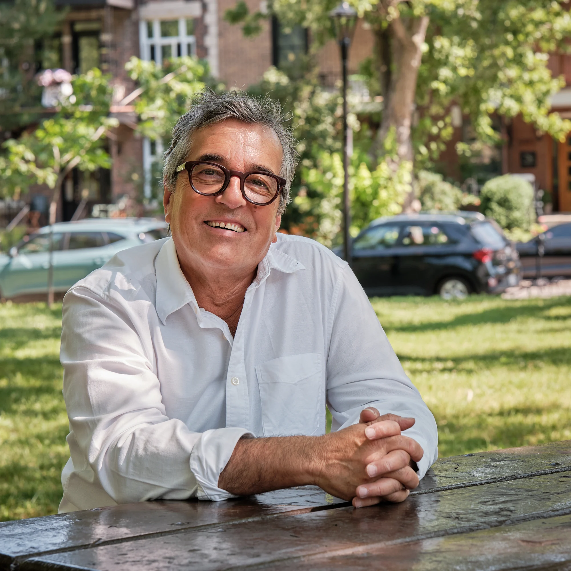 Portrait d'un homme assis à une table dans un parc